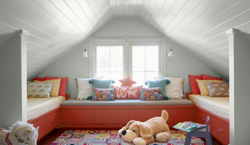 chambre enfant bois blanc et rouge