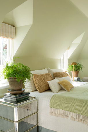 chambre blanc cassé avec plantes vertes